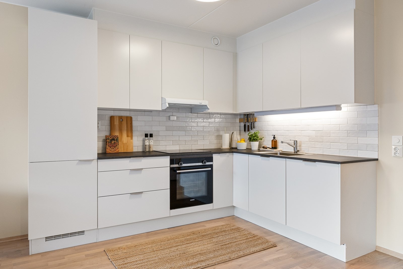 Lekkert Sigdal kjøkken med integrerte hvitevarer fra Siemens og AEG Galleribilde