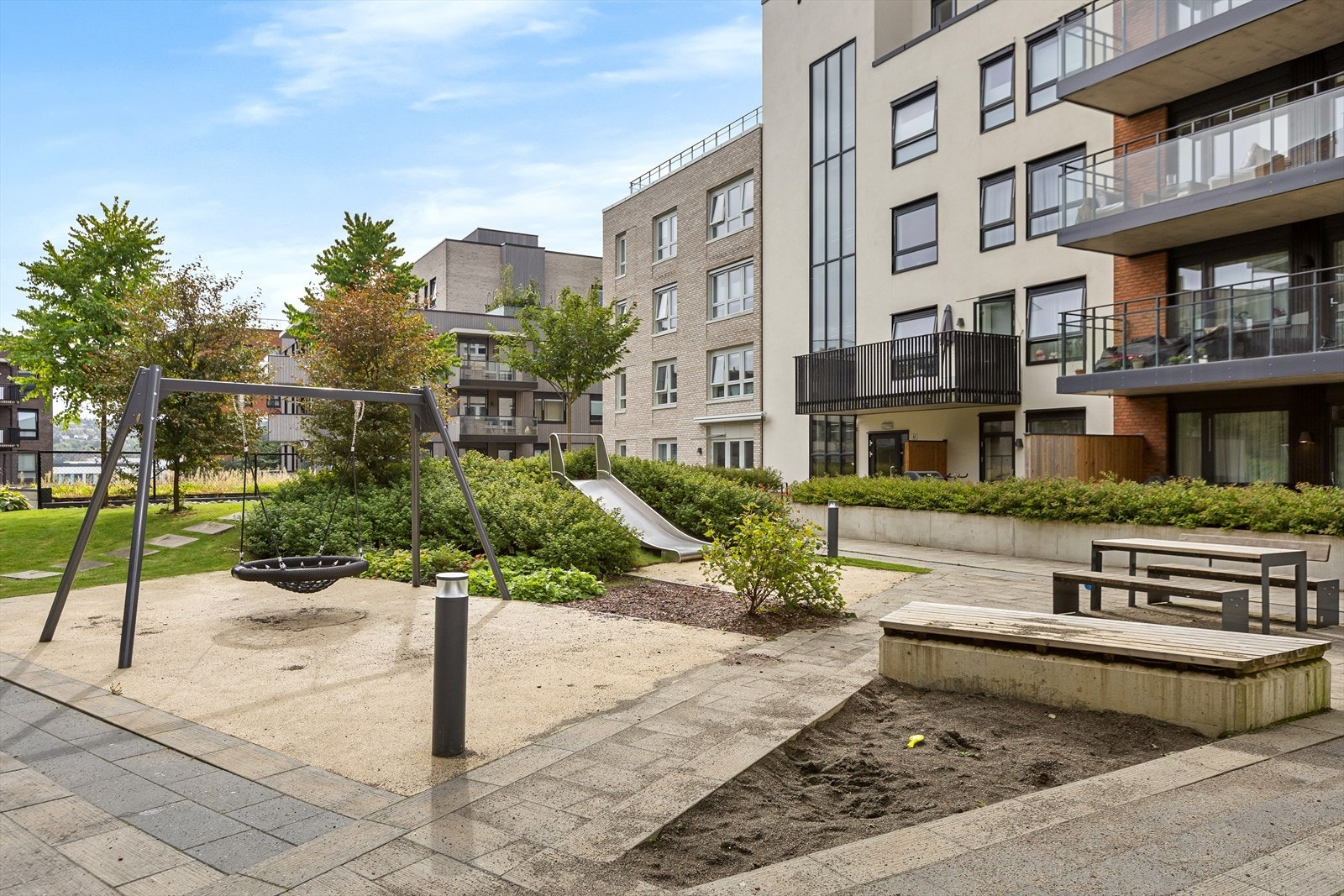 Barnevennlig nærområde. Her har de voksne mulighet å slå seg ned å se på mens barna leker. Galleribilde