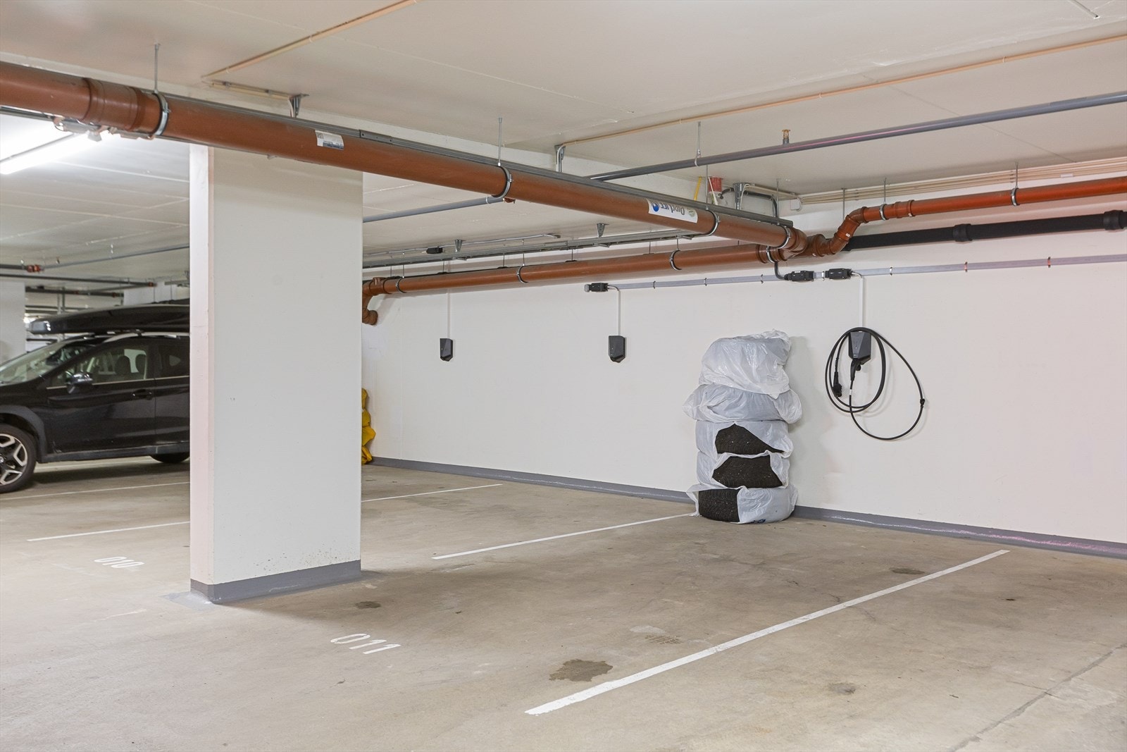 Det medfølger garasjeplass med ladestasjon Galleribilde