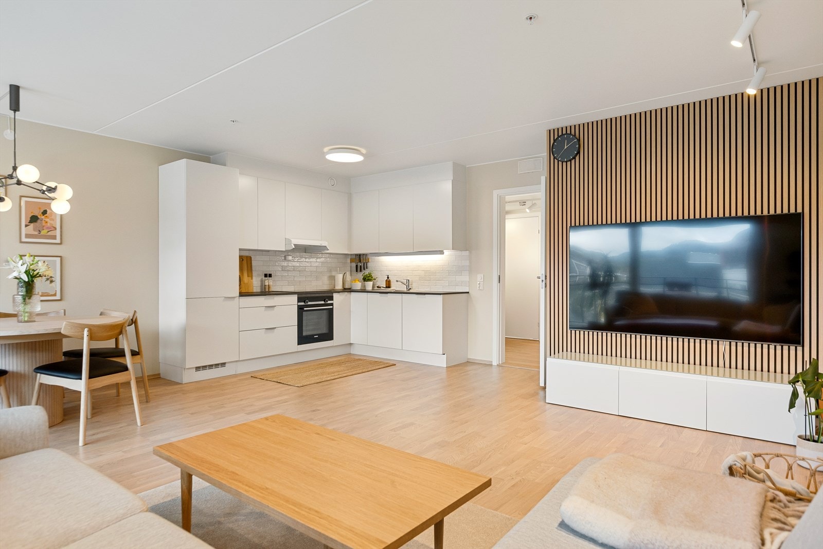 Åpen løsning mellom kjøkken og stue. God plass til stort spisebord og sittegruppe Galleribilde