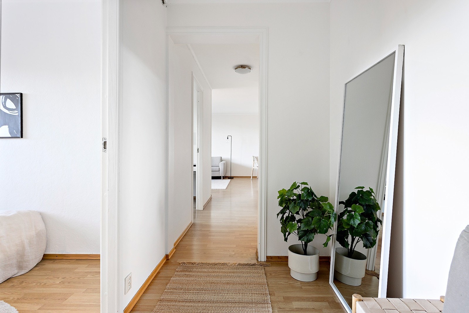Hallen innover mot stua Galleribilde
