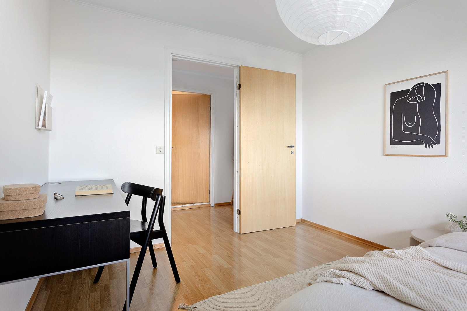 Romslig soverom med plass til garderobe og pult Galleribilde