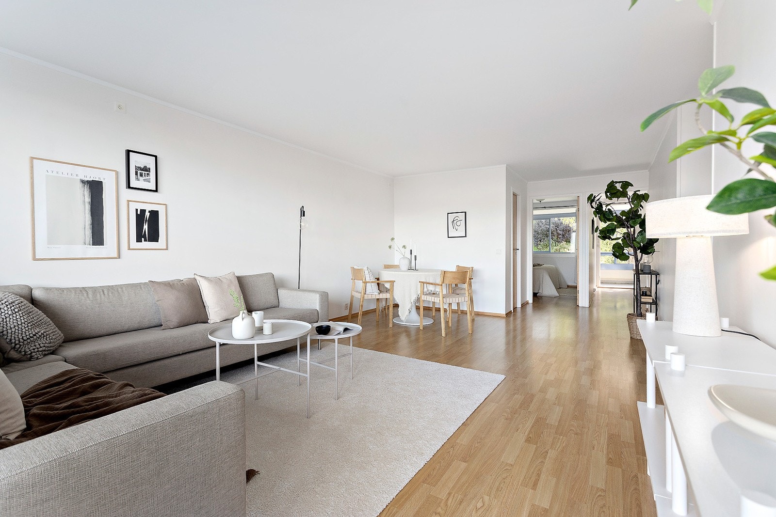 Romslig og lys stue med pent lyst laminatgulv Galleribilde
