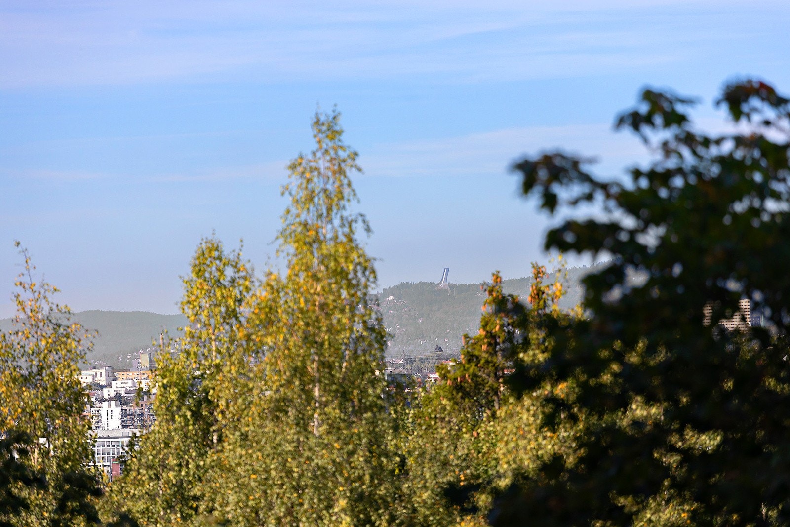 Holmenkollen fotografert her fra balkongen Galleribilde