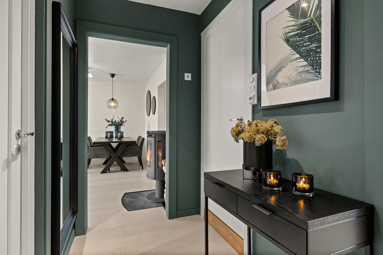 Innbydende entré som er malt i tidsriktig og moderne fargevalg. Galleribilde