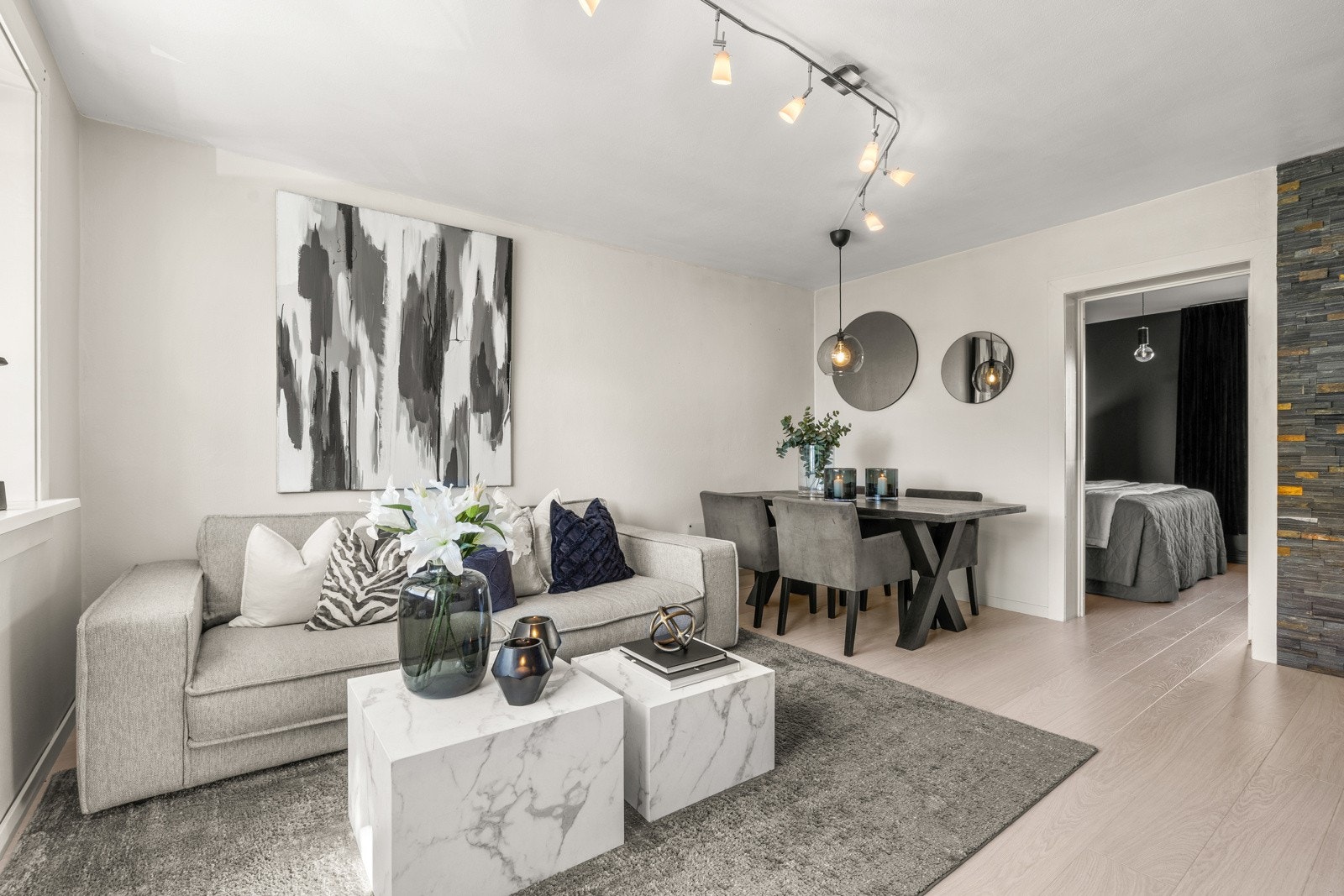 Stuens utforming gjør den enkel å innrede, og du får god plass til en stor sofagruppe med tilhørende bord samt spisebord. Galleribilde