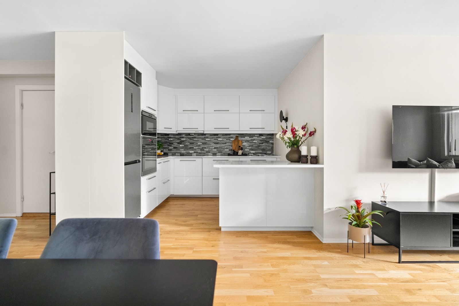 Det er en fin og åpen løsning fra spisestuen til kjøkkenet, her kan du sosialisere deg med gjestene samtidig som du kokkelerer Galleribilde