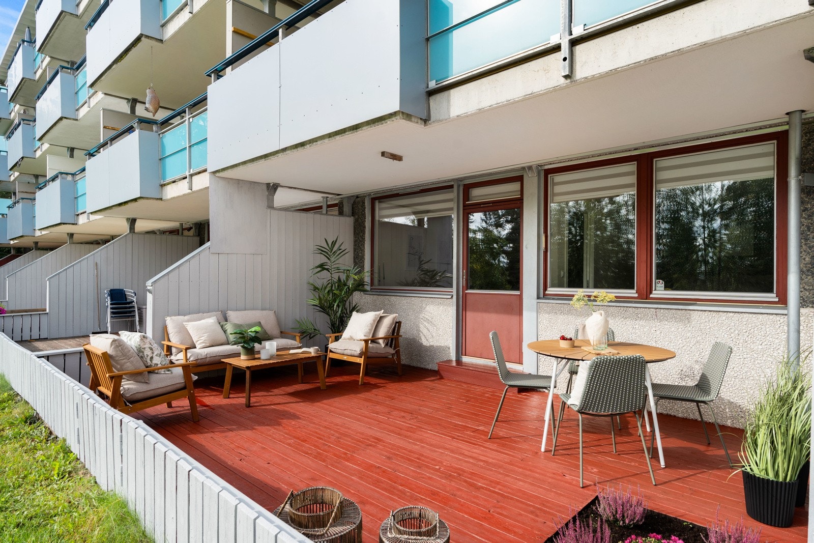 Fra stuen kommer man ut til en herlig markterrasse, som byr på god plass! Galleribilde