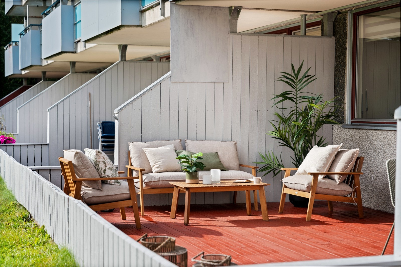 Sydøstvendt terrasse hvor sola kan nytes til det fulleste på dagen Galleribilde