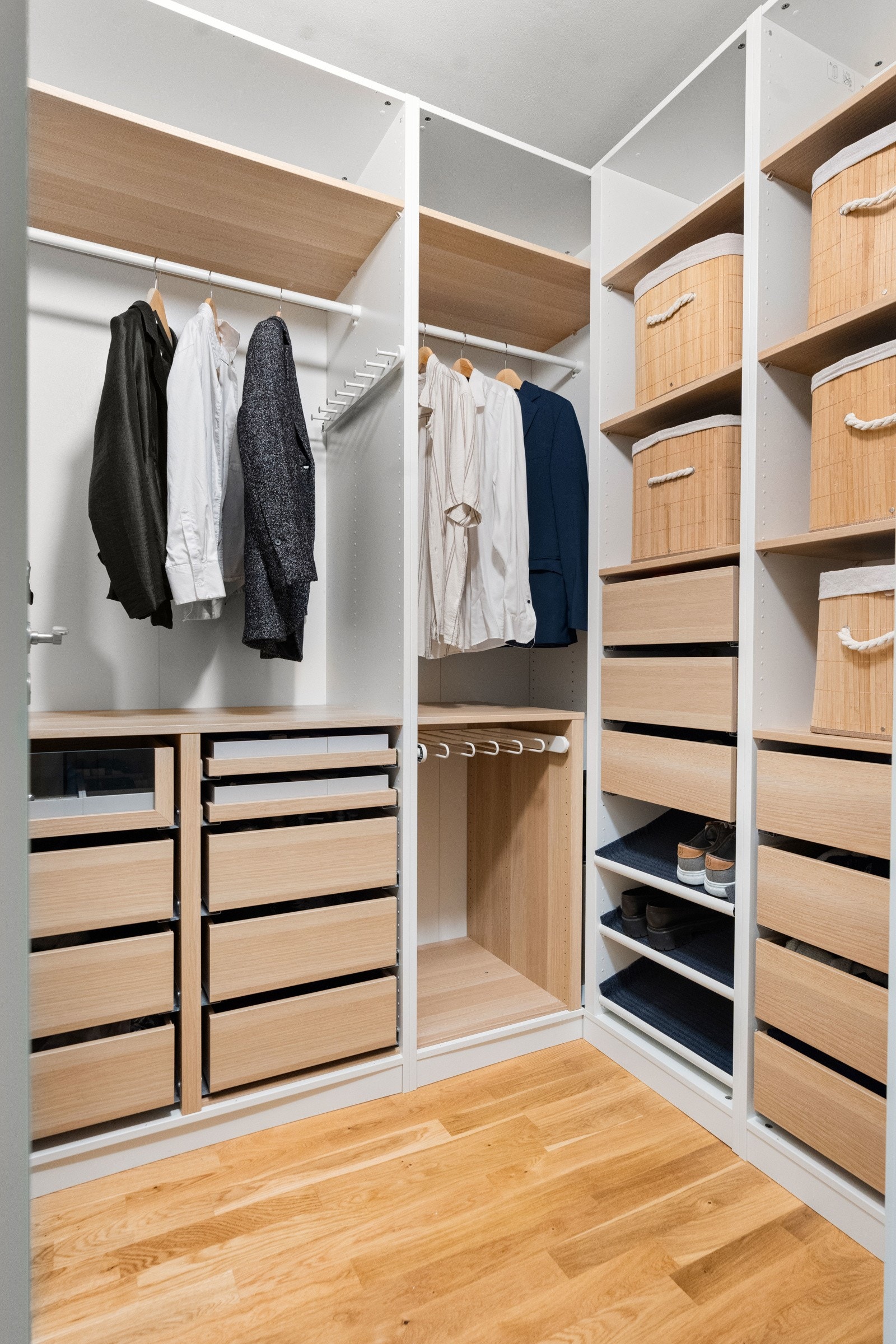 Fra entréen er det en meget praktisk garderobe med god plass til klær, sko og tilbehør Galleribilde