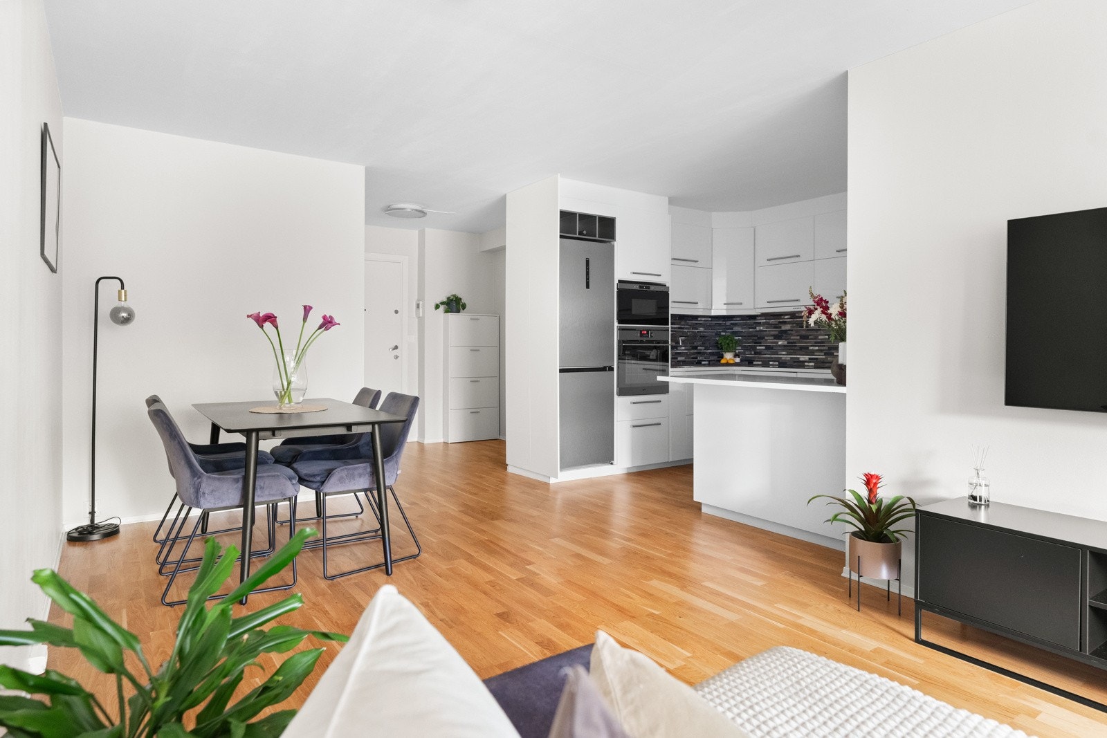Boligen ligger i et sentralt og populært boligområde, her er det bilfritt og rolig! Galleribilde