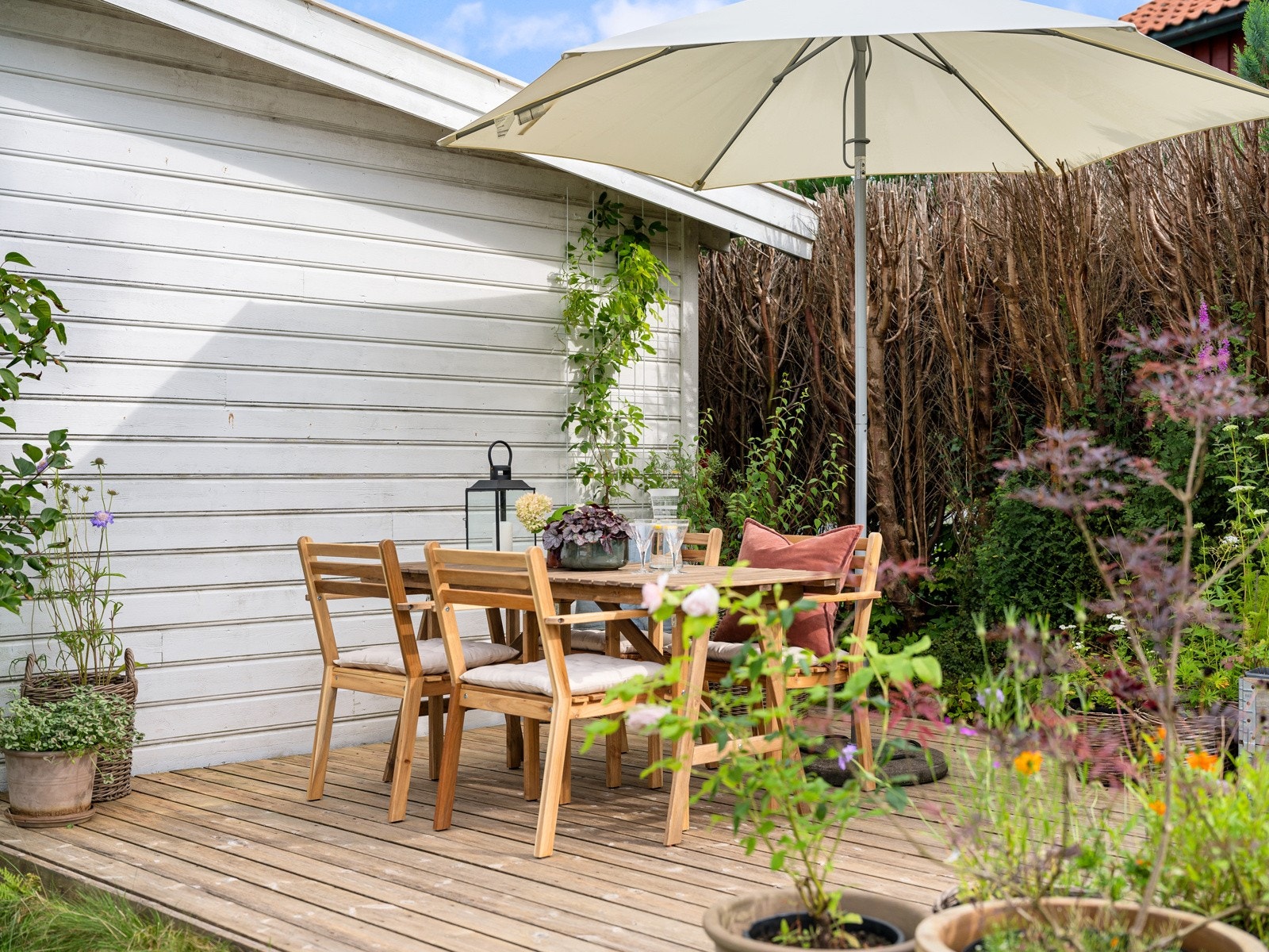 Det er plassert en utebod i hagen, og i tilknytning til den er det en stor terrasse med god plass til utemøbler, grill med mer. Galleribilde