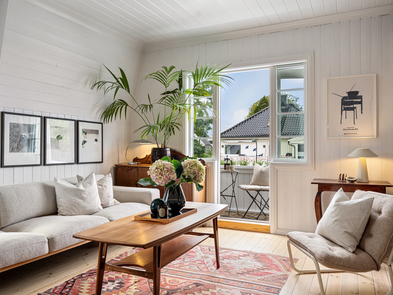 Stuen har god plass til møblement, og midt i rommet er det montert en stemningsfull peisovn. Galleribilde