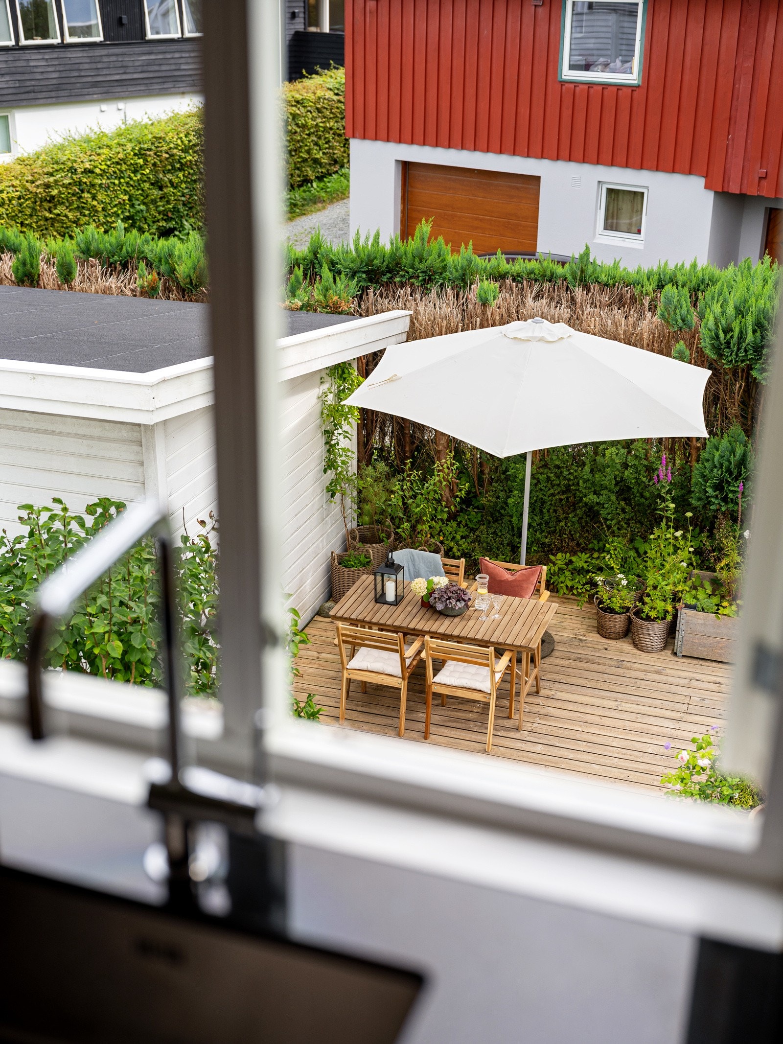 Over deler av benken er det vindu, og det er montert lys og ventilator over kokesonen. Galleribilde