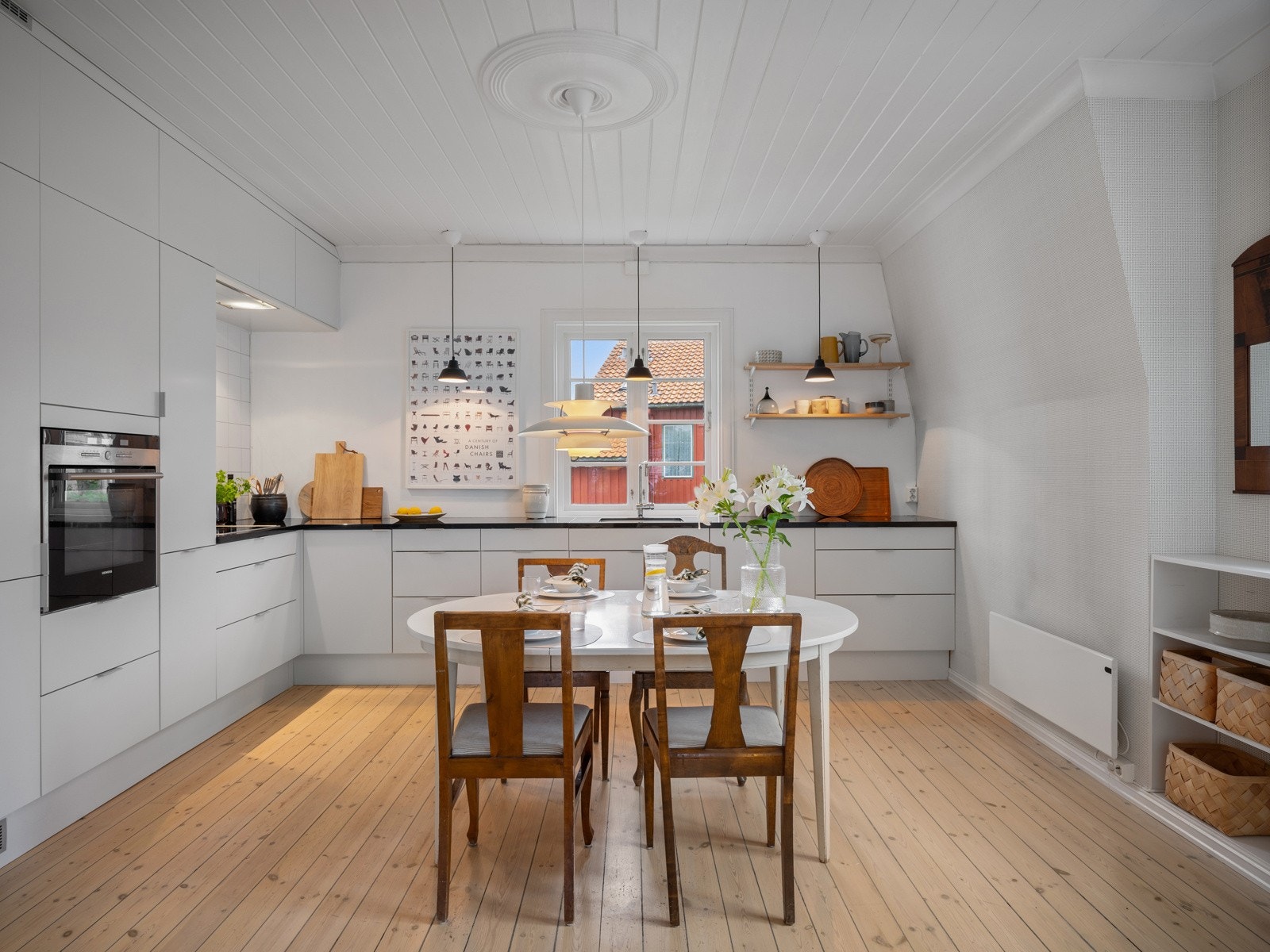Rommet har også tregulv, og det er god plass til kjøkkenbord. Galleribilde