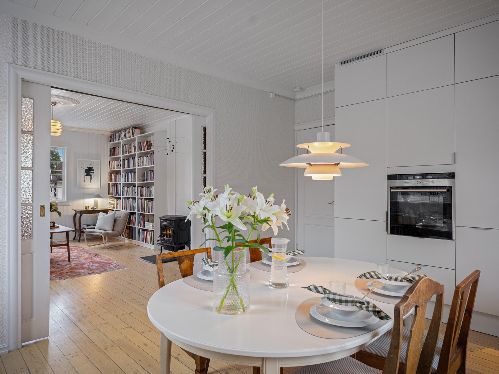 Boligen har et nydelig kjøkken med lysmalte overflater og stilren, takhøy kvalitetsinnredning. Galleribilde
