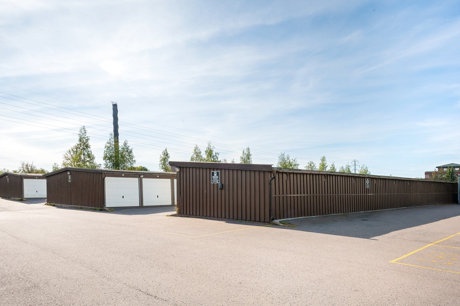 Leiligheten har en tilhørende garasjeplass, som også kan selges til andre beboere dersom man ikke trenger den Galleribilde