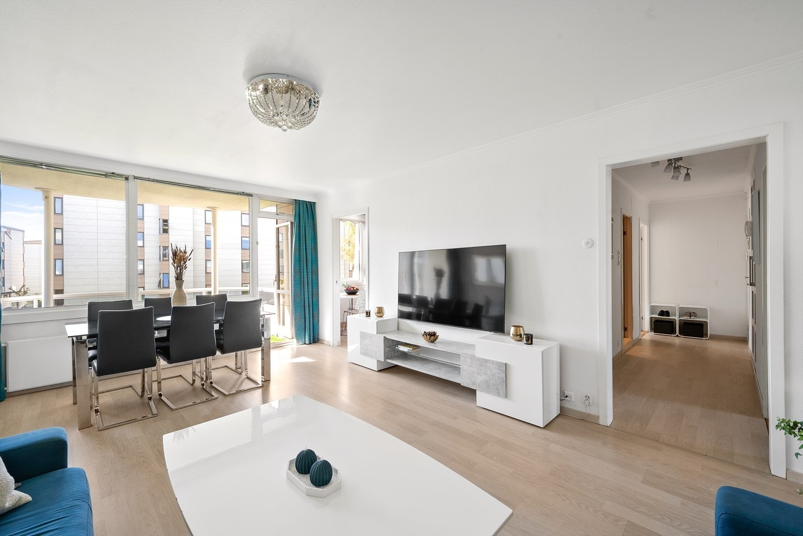 Naturlig plass for spisebord hvor du kan invitere venner og familie til hyggelige måltider Galleribilde