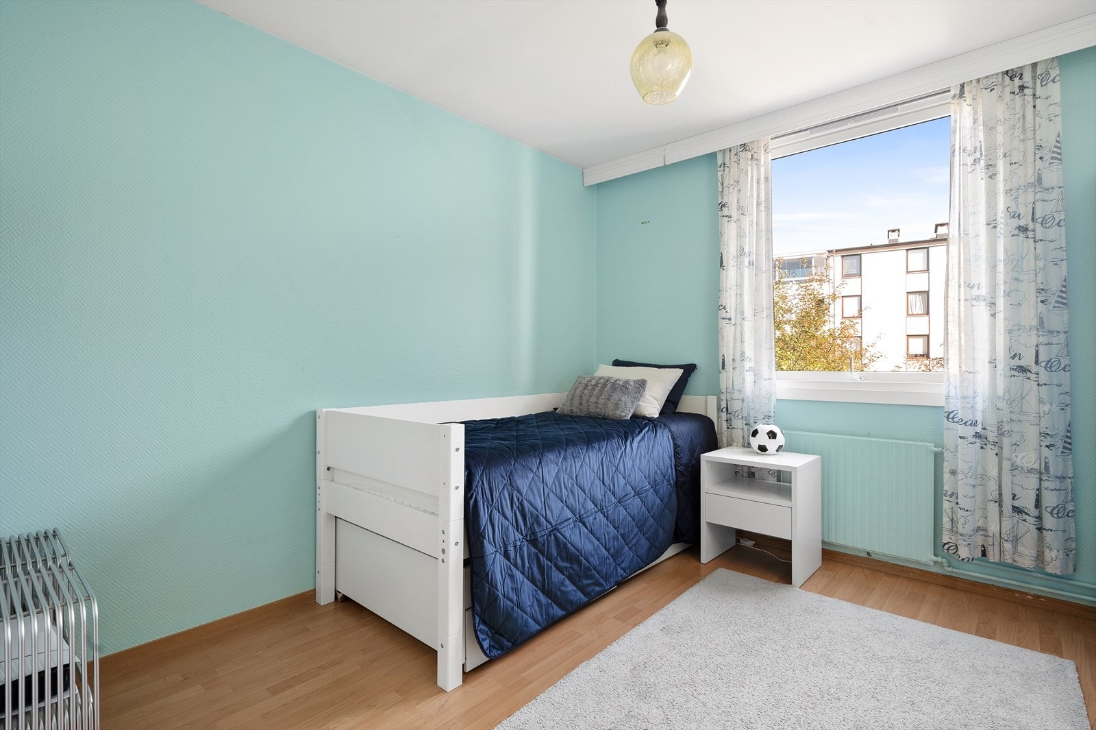 Soverom 2 som egner seg godt til barnerom, gjesterom eller kontor. Rommet er romslig med plass til seng, garderobe, pult og det man ellers skulle trenge Galleribilde