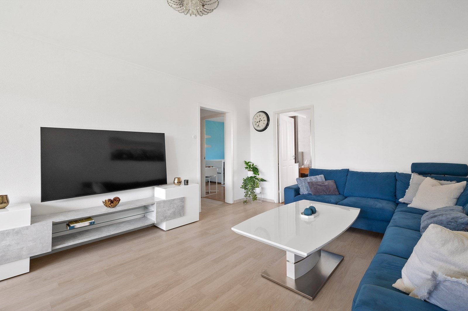 Trivelig stue med rikelig plass til en komfortabel TV-stue. Felleskostnadene inkluderer kabel-TV/internett, fyring, og varmtvann Galleribilde