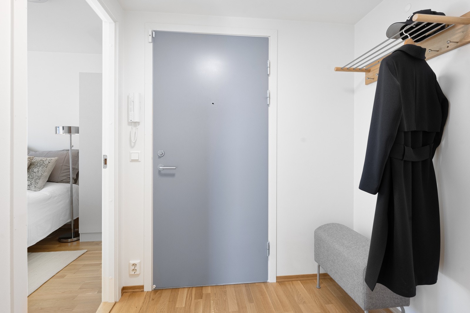 Leilighetens soverom er plassert i tilknytning til entréen. Galleribilde