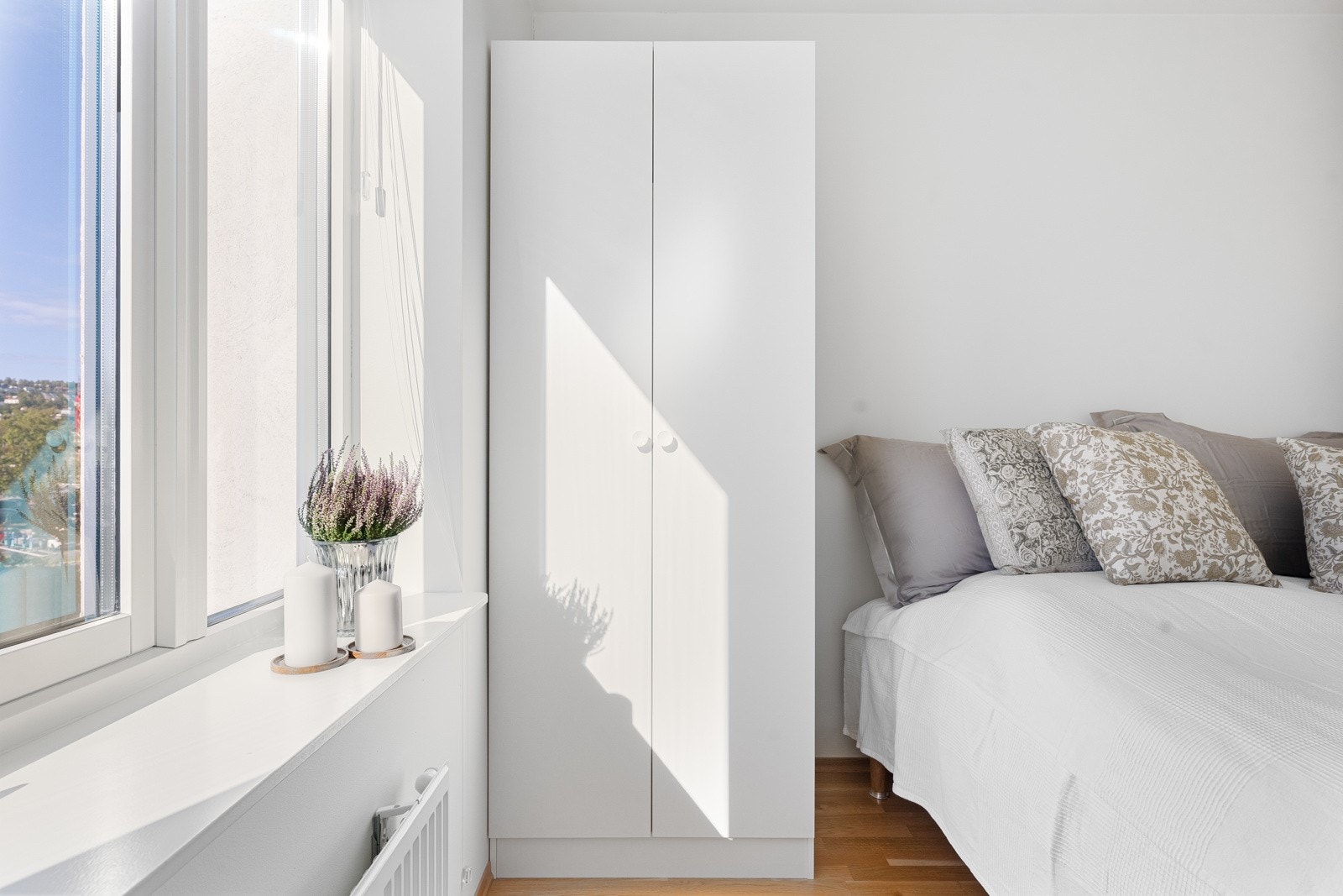 Gode muligheter for stor seng og skapinnredning. Galleribilde