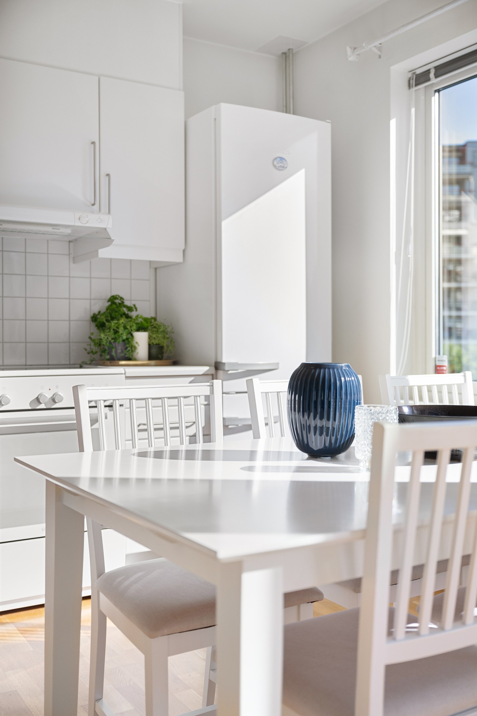 Det er pen, flislagt flate mellom benkeplate og overskap, samt benkeskapsbelysning og stikkontakter under overskap. Galleribilde