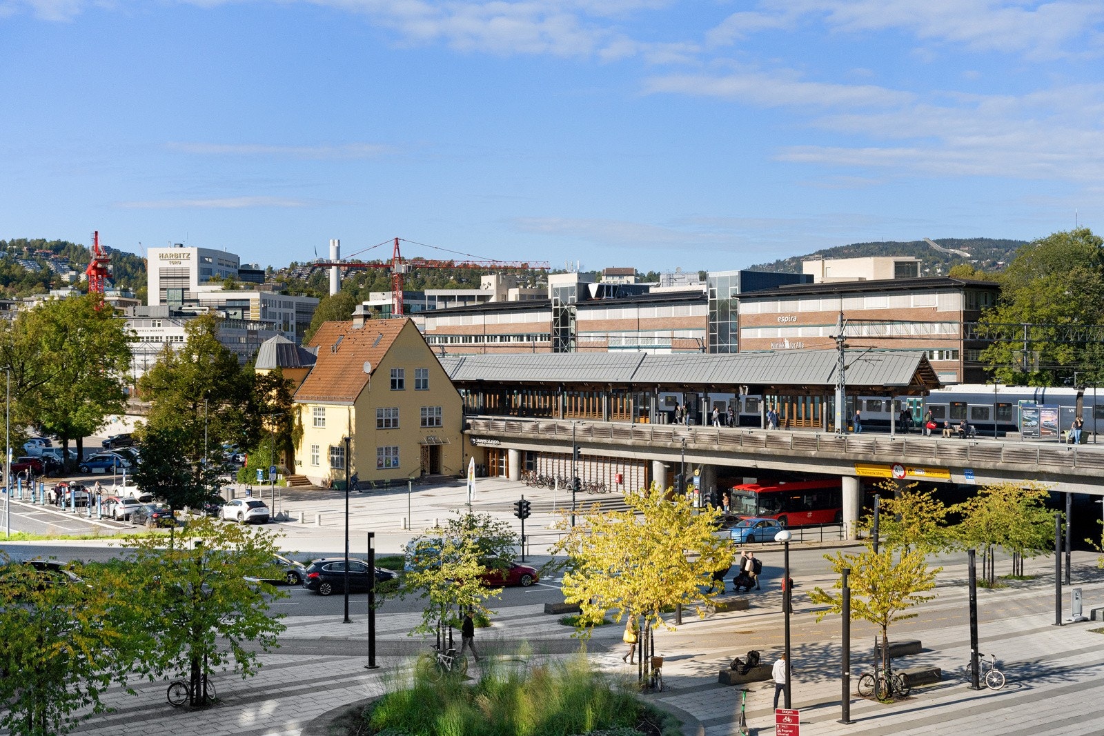 Fra Skøyen stasjon kan du benytte deg av både buss, tog og flytoget. Galleribilde