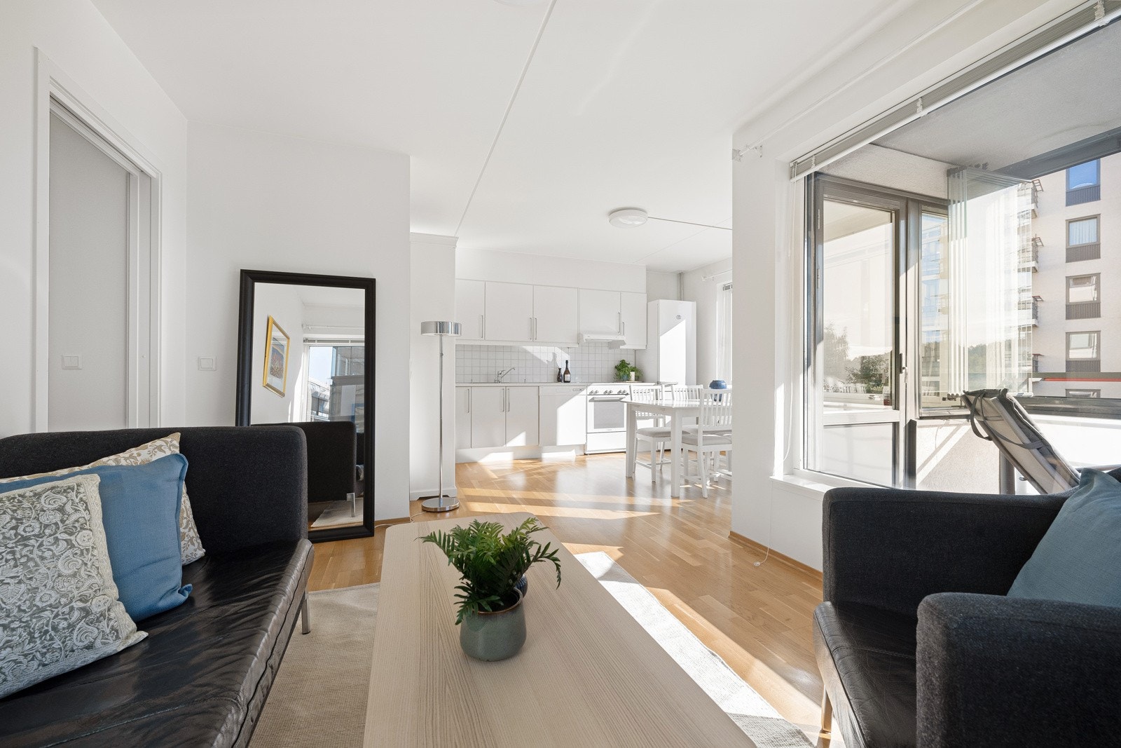 Gulvflater er belagt med parkett. Galleribilde