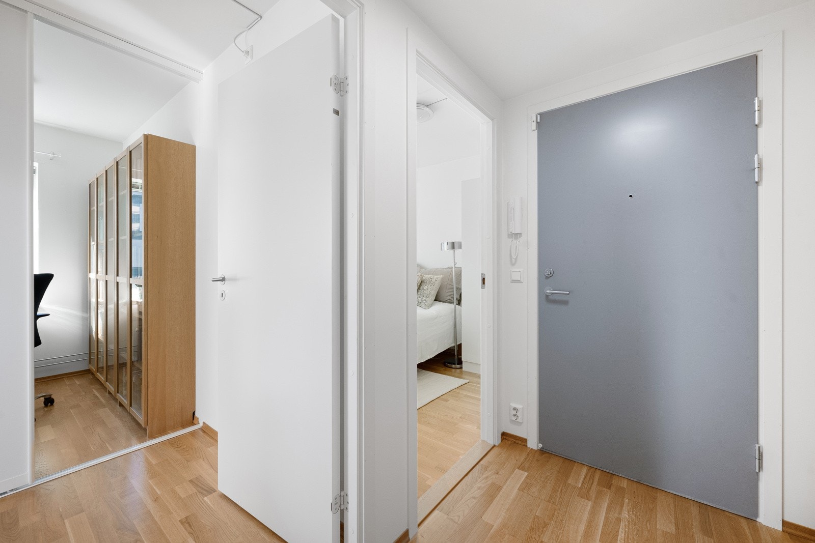 Det første du vil møte er en romslig og praktisk entré med gode oppbevaringsmuligheter. Galleribilde
