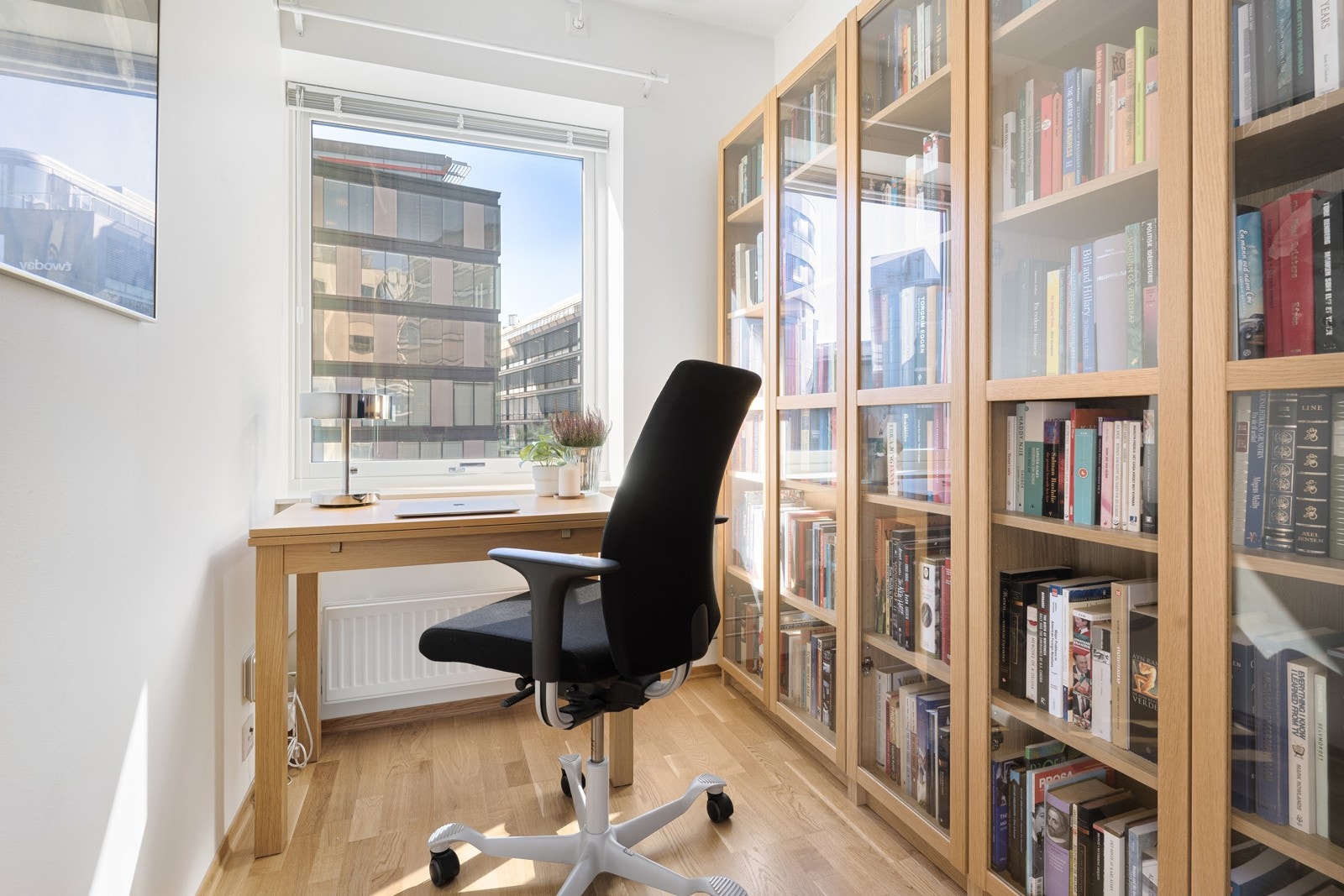 Praktisk rom med adkomst fra entré er innredet som kontor. Galleribilde