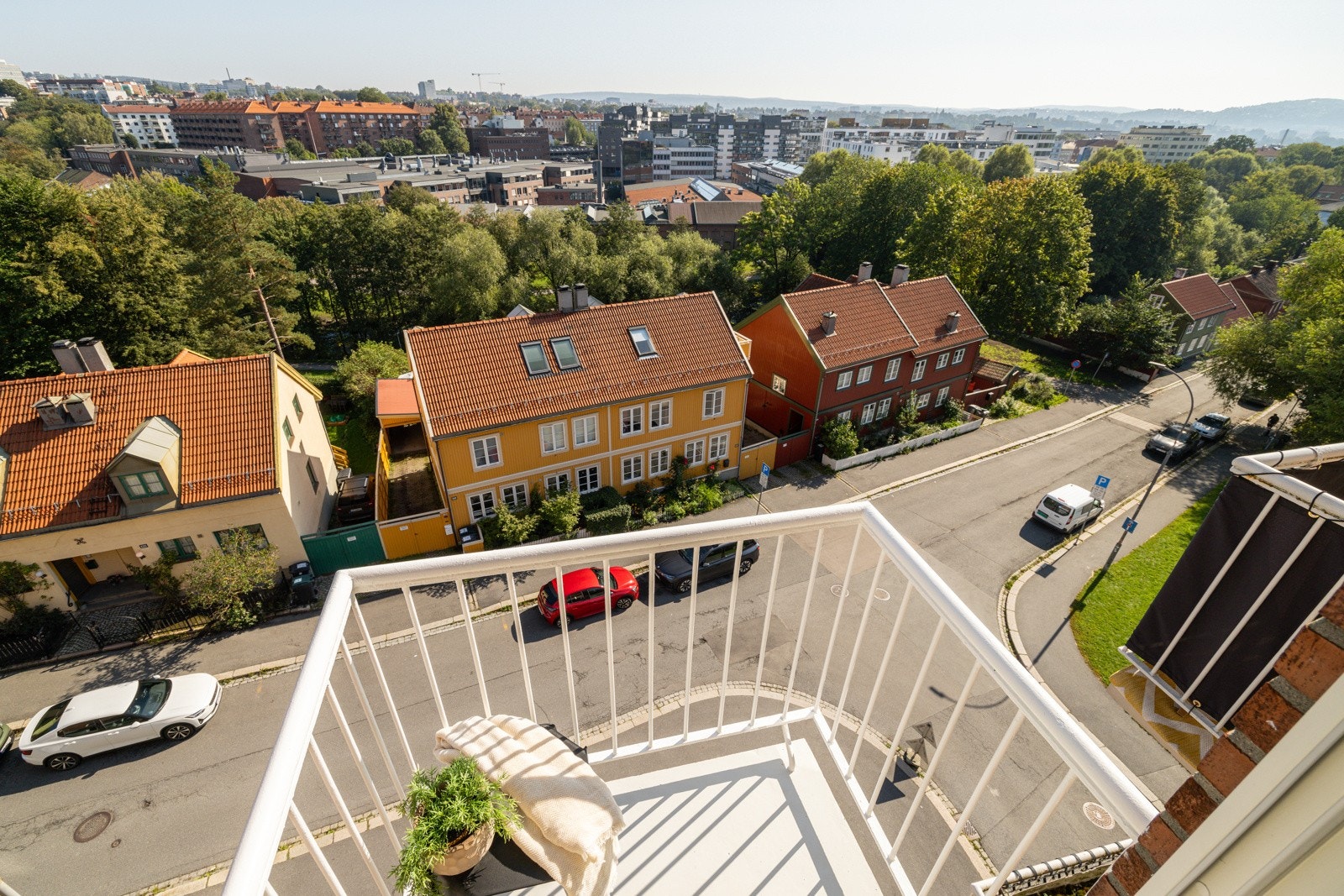 Sjarmerende utsikt mot sydøst og trehusbebyggelsen langs Maridalsveien. Galleribilde