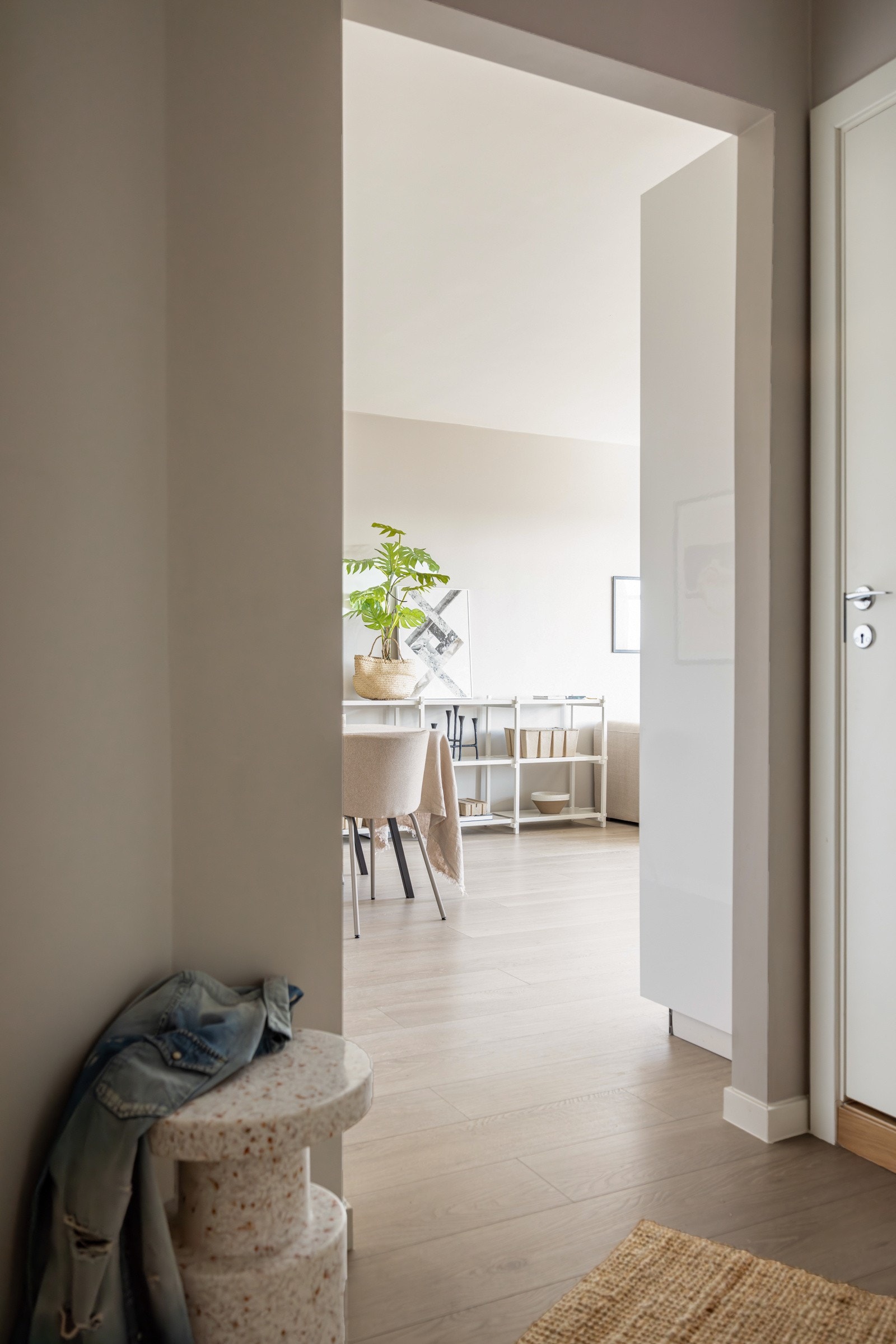 Du ønskes velkommen inn i en lys, innbydende og praktisk entré. Galleribilde