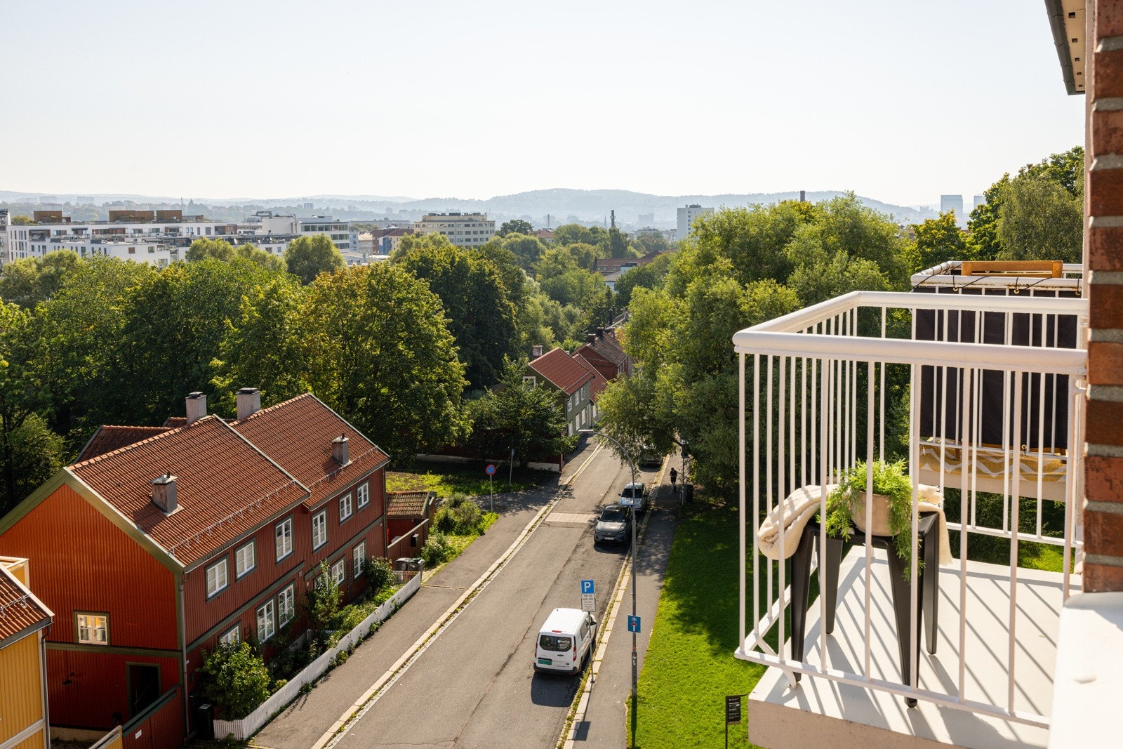 Fra soverommet har du utgang til en koselig liten balkong på ca. 1m² Galleribilde