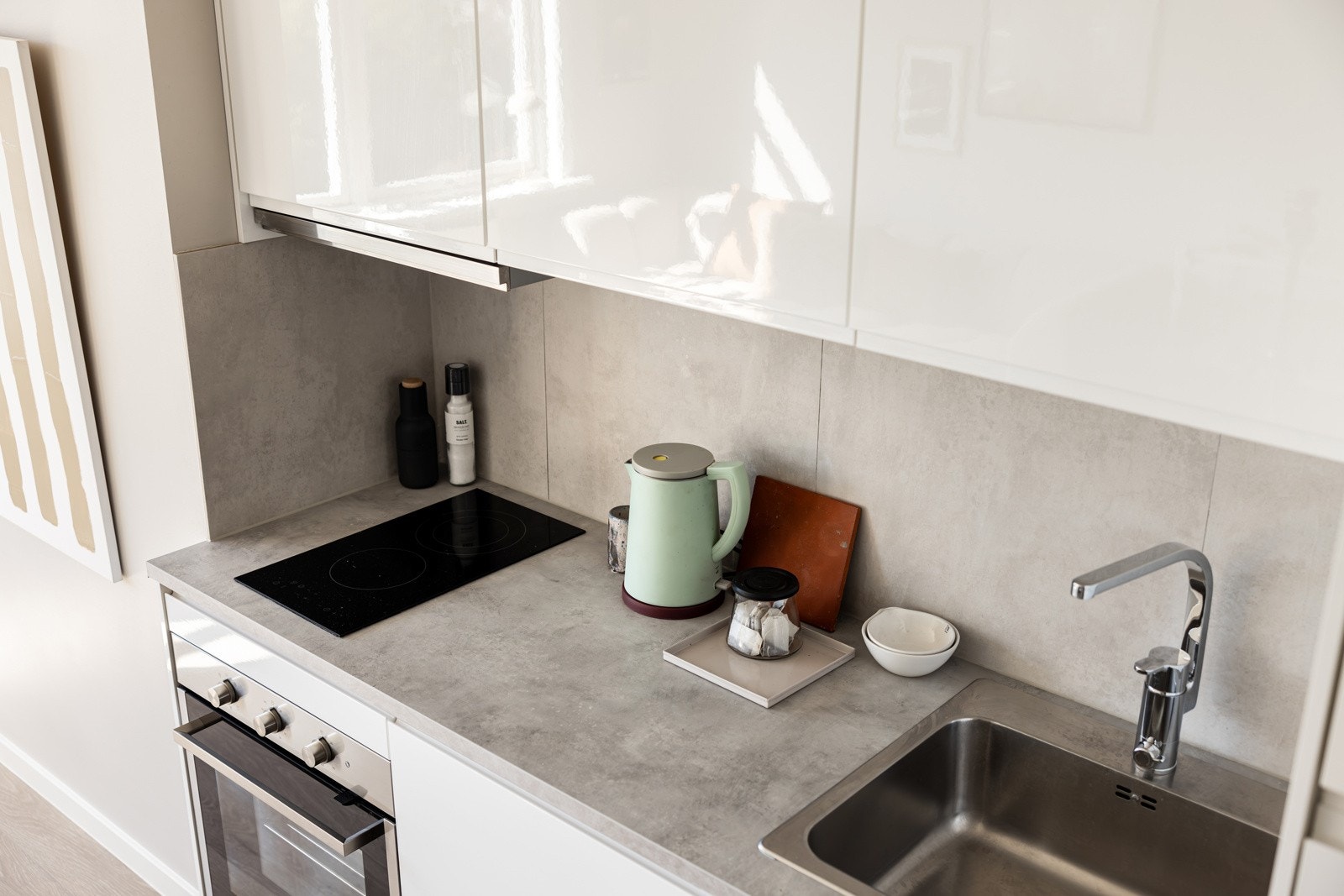 Kjøkkenet er utstyrt med integrerte hvitevarer som nedfelt platetopp, stekeovn, oppvaskmaskin og kjøleskap med frysedel. Alle hvitevarer medfølger. Galleribilde