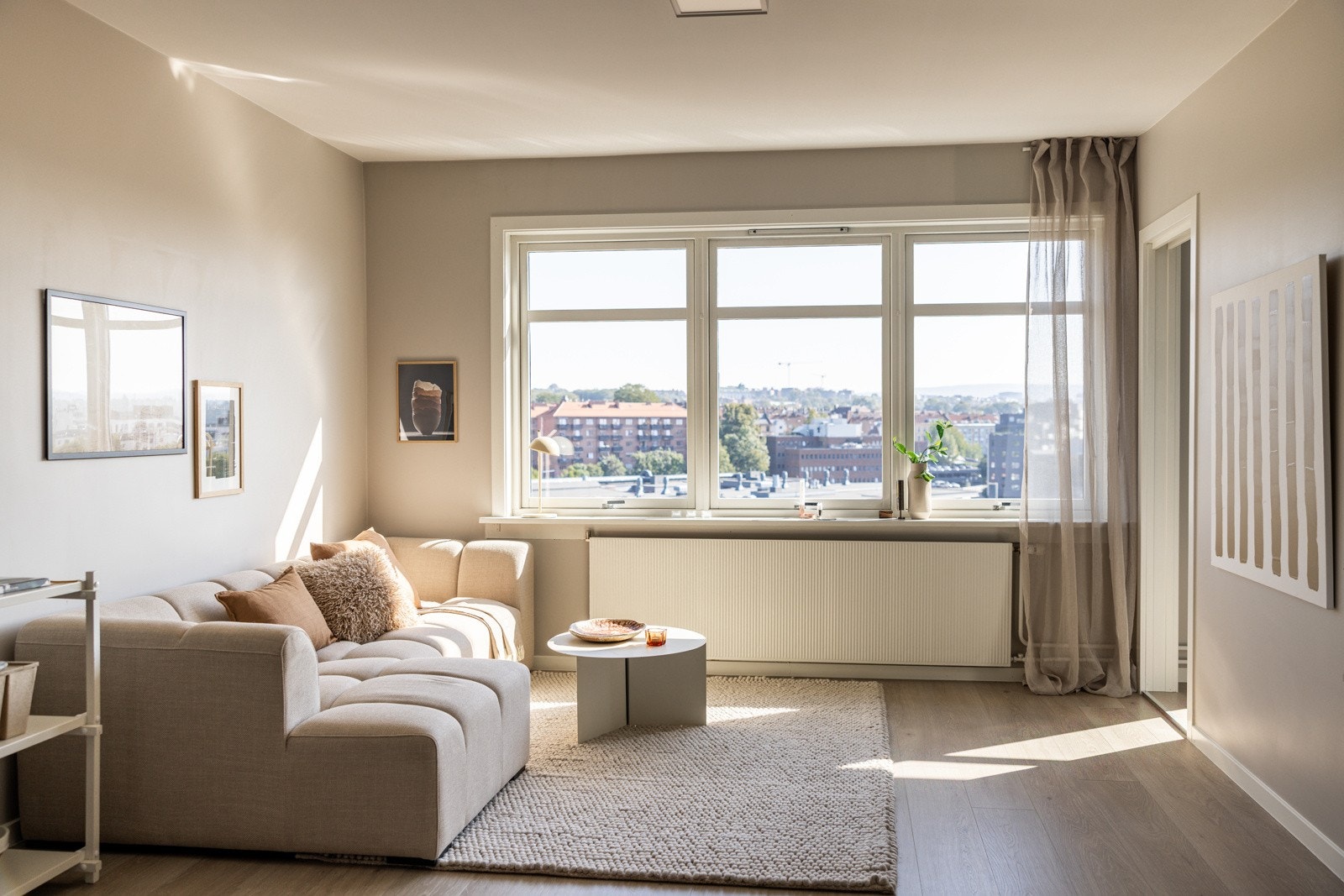 Stuen er det naturlige oppholdsrommet i leiligheten, og er et stort, lyst og fint rom. God og moderne standard fra 2020 med pen enstavs laminat på gulv og slette malte overflater. Galleribilde