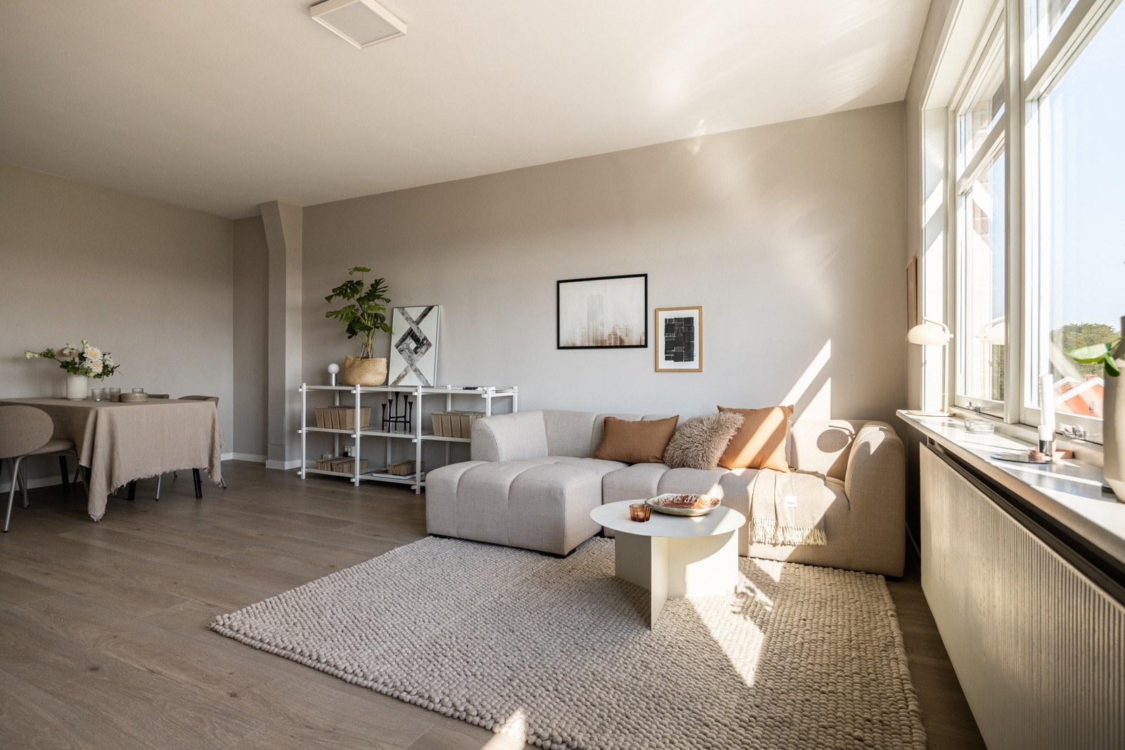 Stuen er enkel å møblere med sofagruppe med salongbord, mediemøblement og et spisebord. Galleribilde