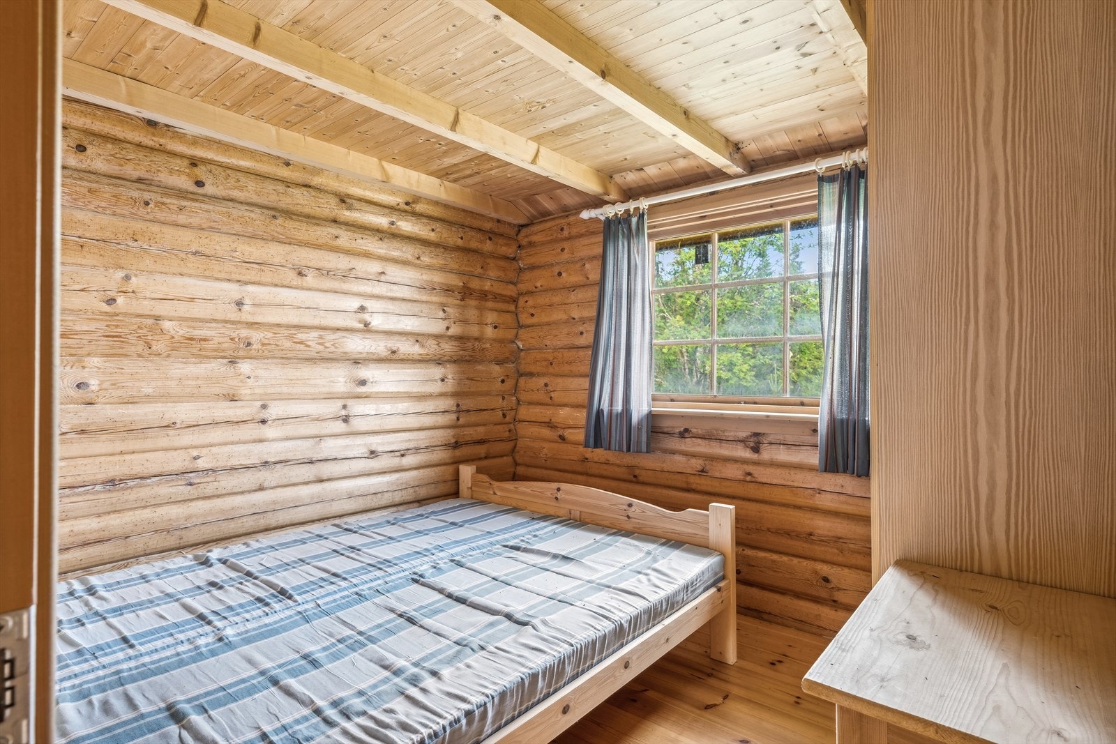 Soverom nr. 1 har plass til dobbeltseng og oppbevaringsmøbel. Galleribilde