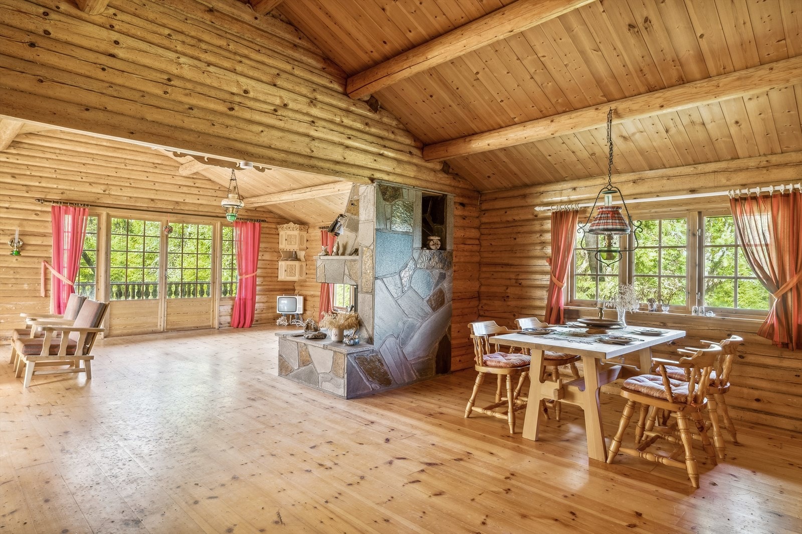 Stuen har godt med naturlig lysinnslipp og utgang til solrik veranda. Galleribilde