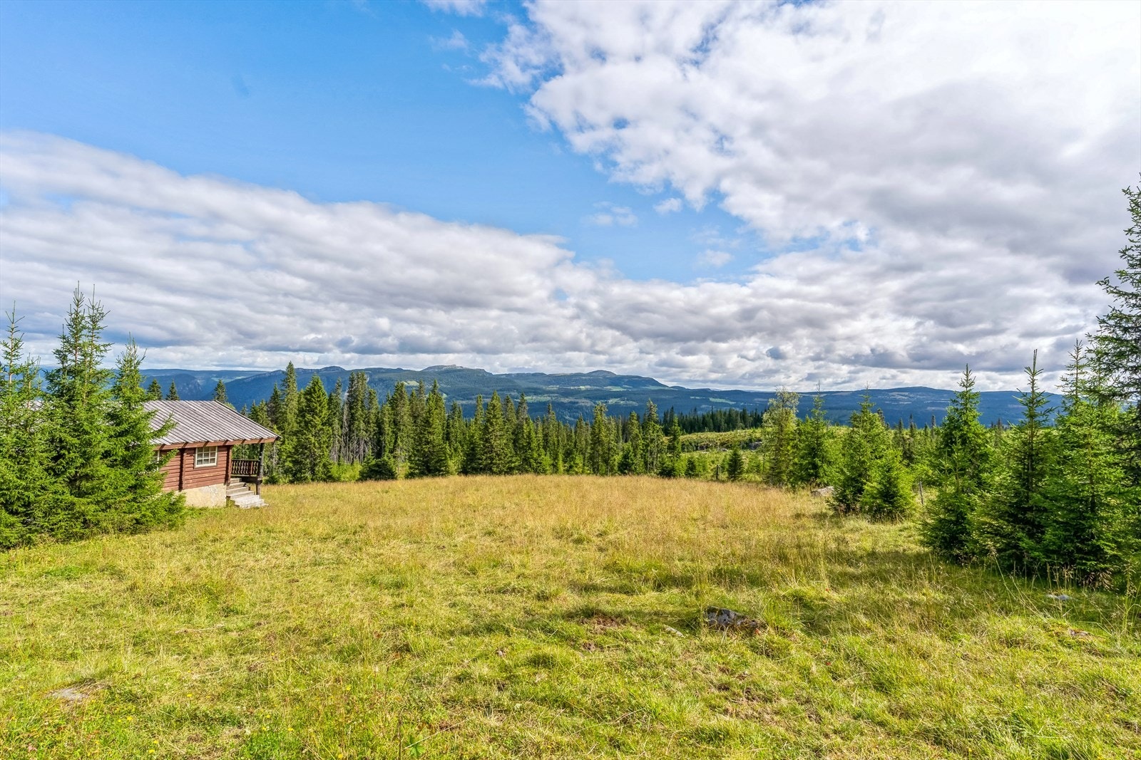 Hytta ligger helt for seg selv og har et fantastisk skue over seterlandskap og fjell. I nærområdet er det også flott løypenett med tilknytning til Skeikampen, Musdalsseter, Kvitfjell og Gålå. Galleribilde