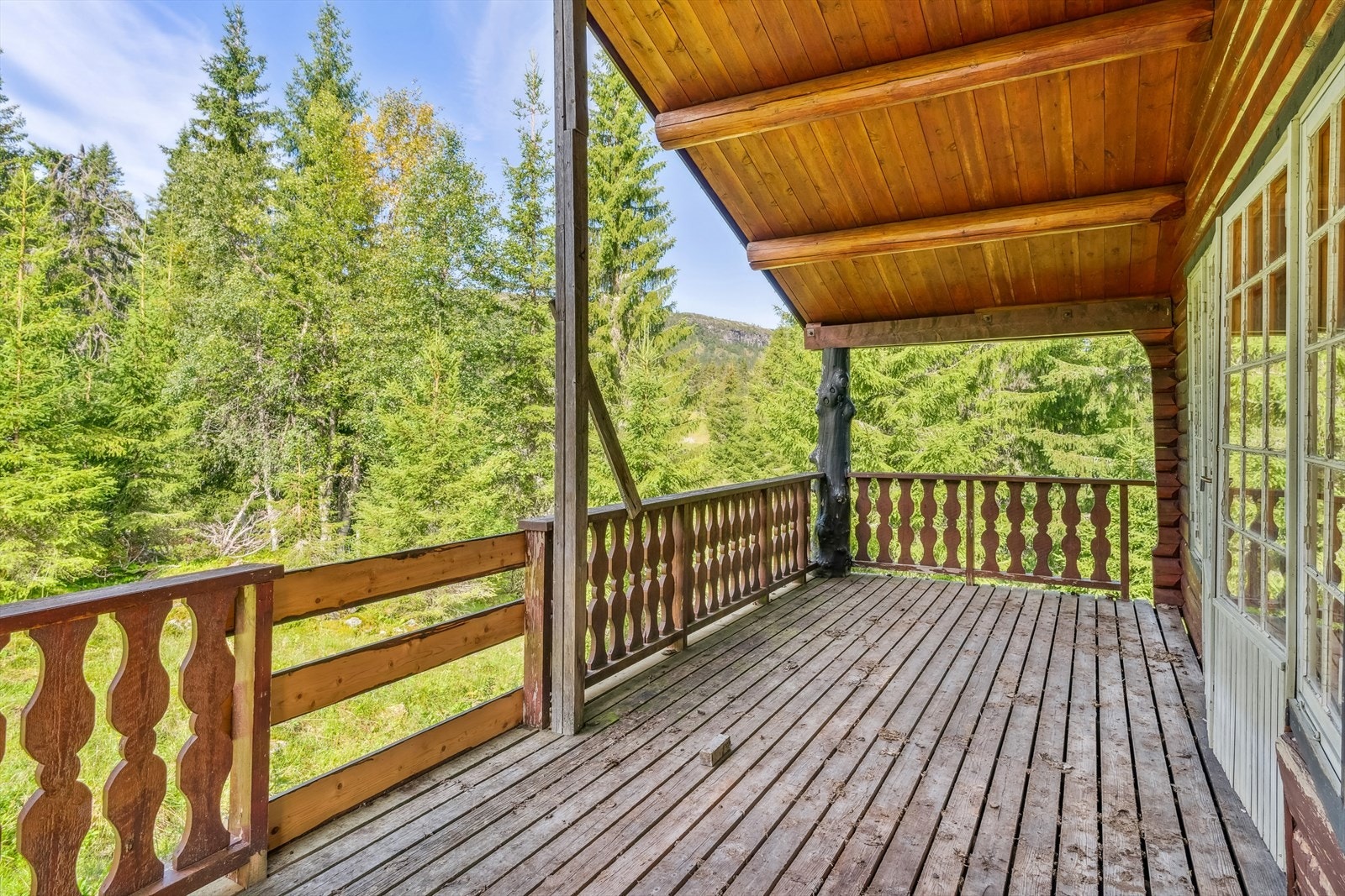 Overbygd veranda med utgang fra stue. Galleribilde