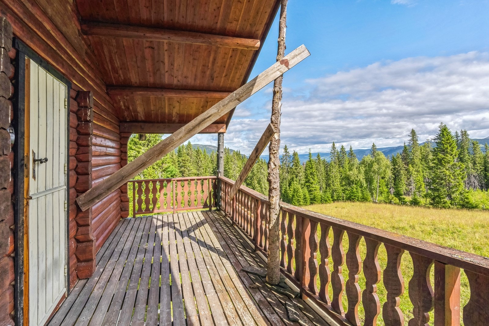 Inngang til entré fra kortsiden på hytta. Galleribilde