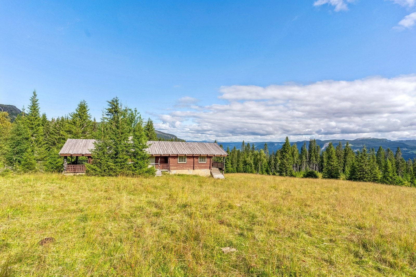 Hytta ligger helt for seg selv i naturskjønt seterlandskap på Tretten i Øyer kommune. Galleribilde