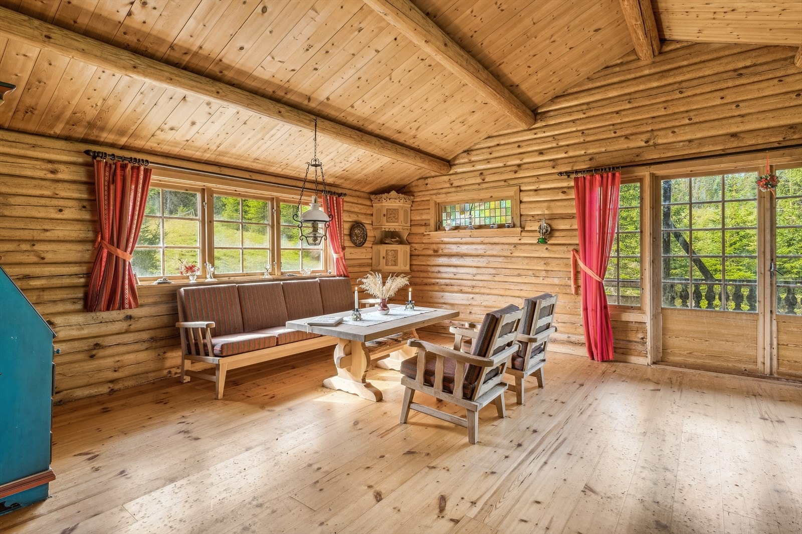 Stuen er møbleringsvennlig og har plass til både sofagruppe og større spisestue om man ønsker. Galleribilde