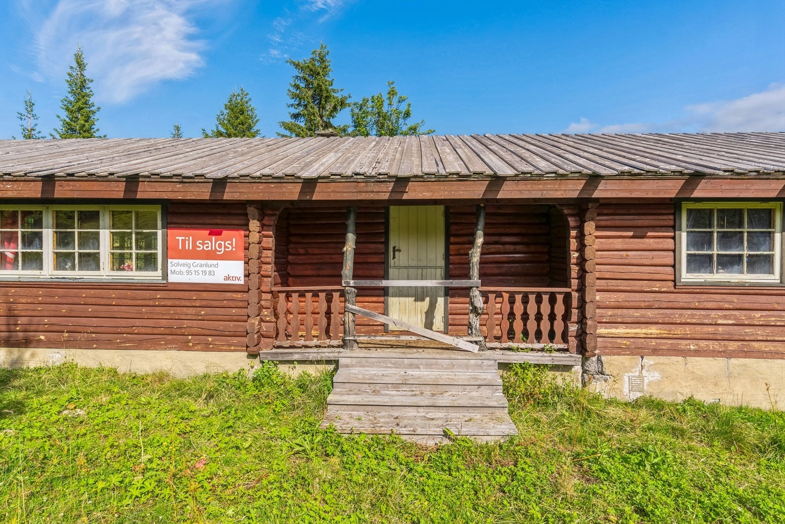 Hytta har overbygd inngangsparti med adkomst inn i stue/kjøkken, men også fra veranda på kortsiden. Galleribilde