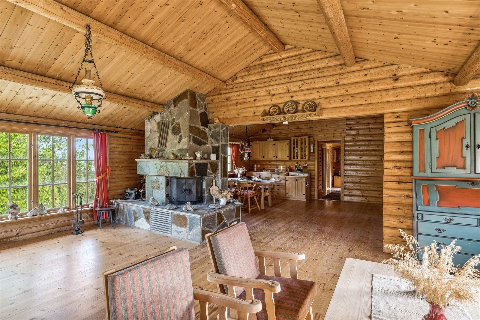 Stue og kjøkken ligger i en delvis åpen løsning. Galleribilde