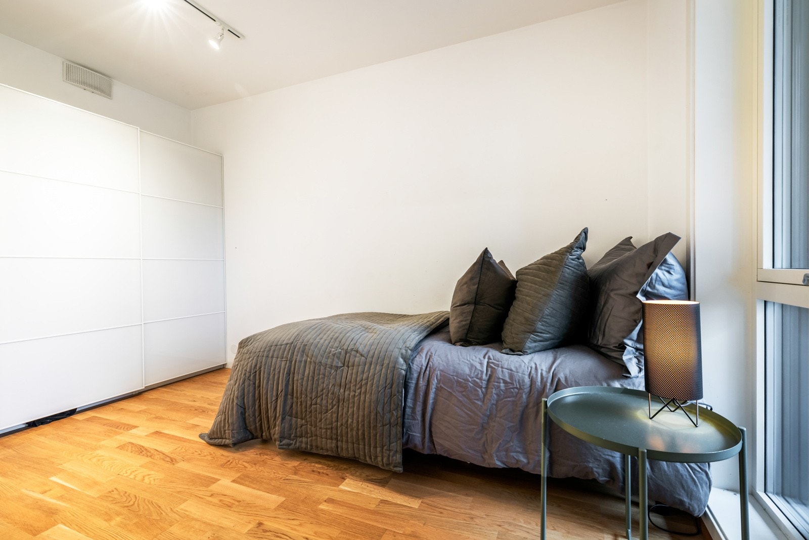 Innredet med garderobeskap hvor det er rikelig med skapplass. Galleribilde