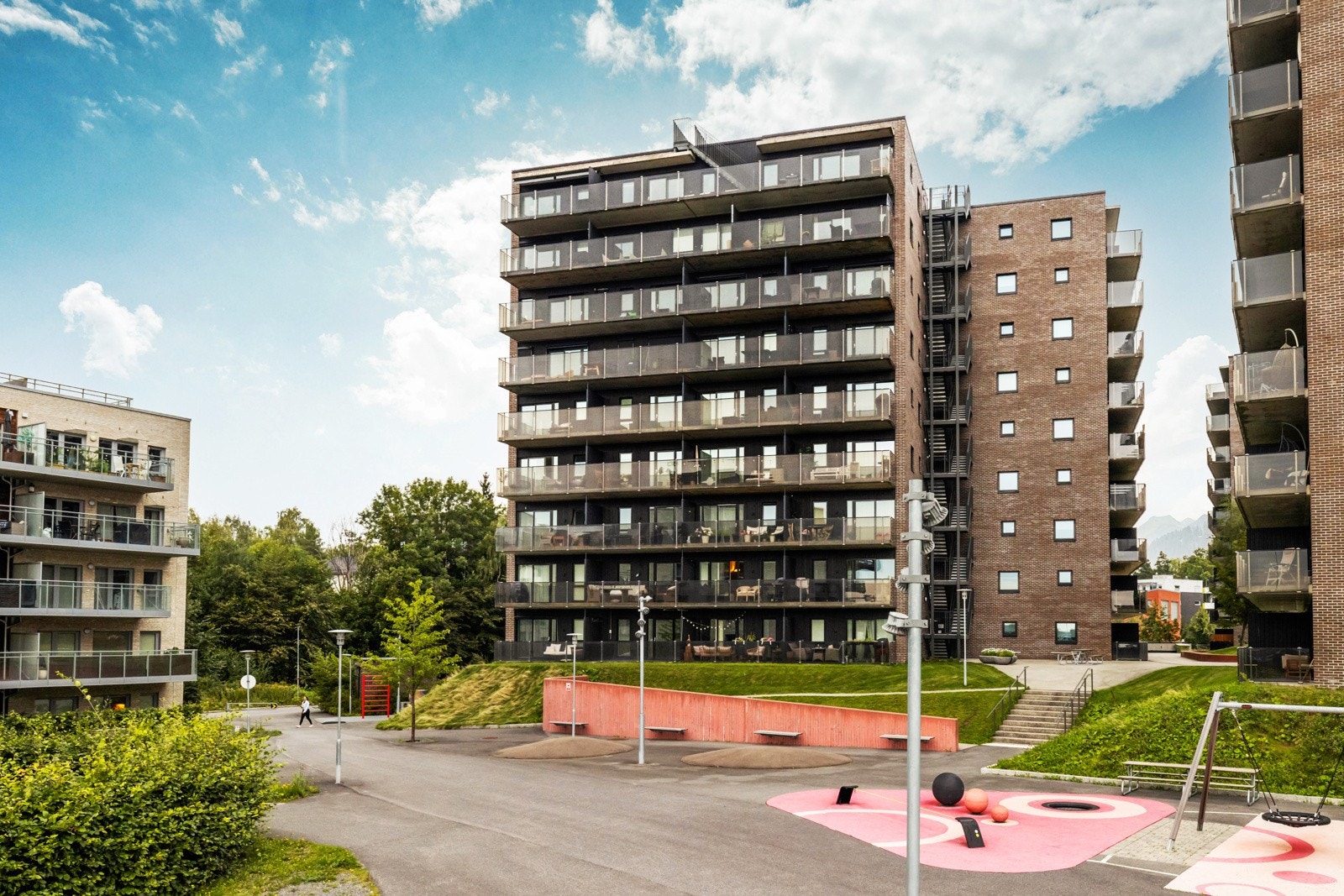 Flotte fellesområder med lekeplass. Galleribilde