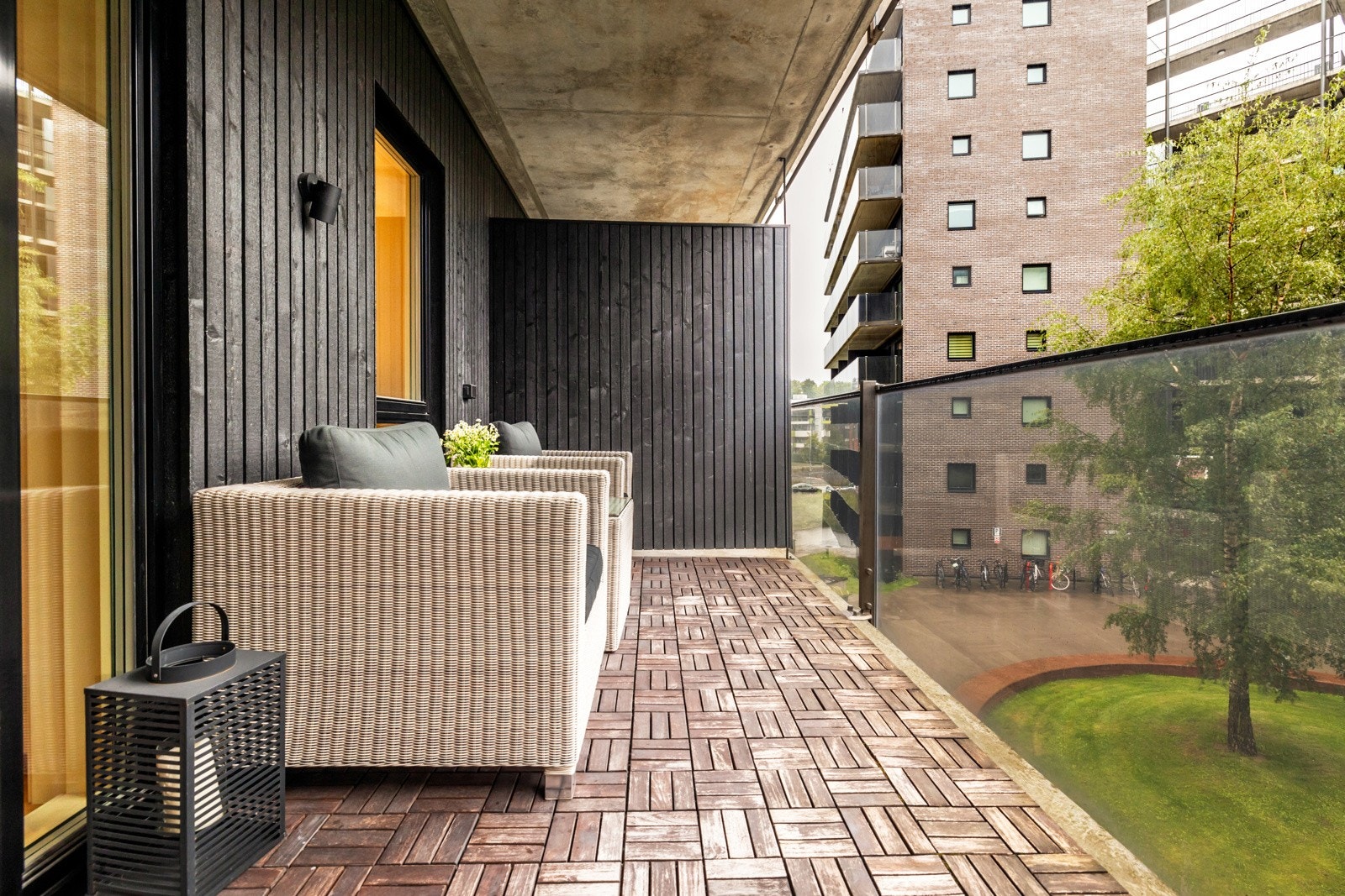 Balkongen har god plass til utemøblement og grill. Galleribilde