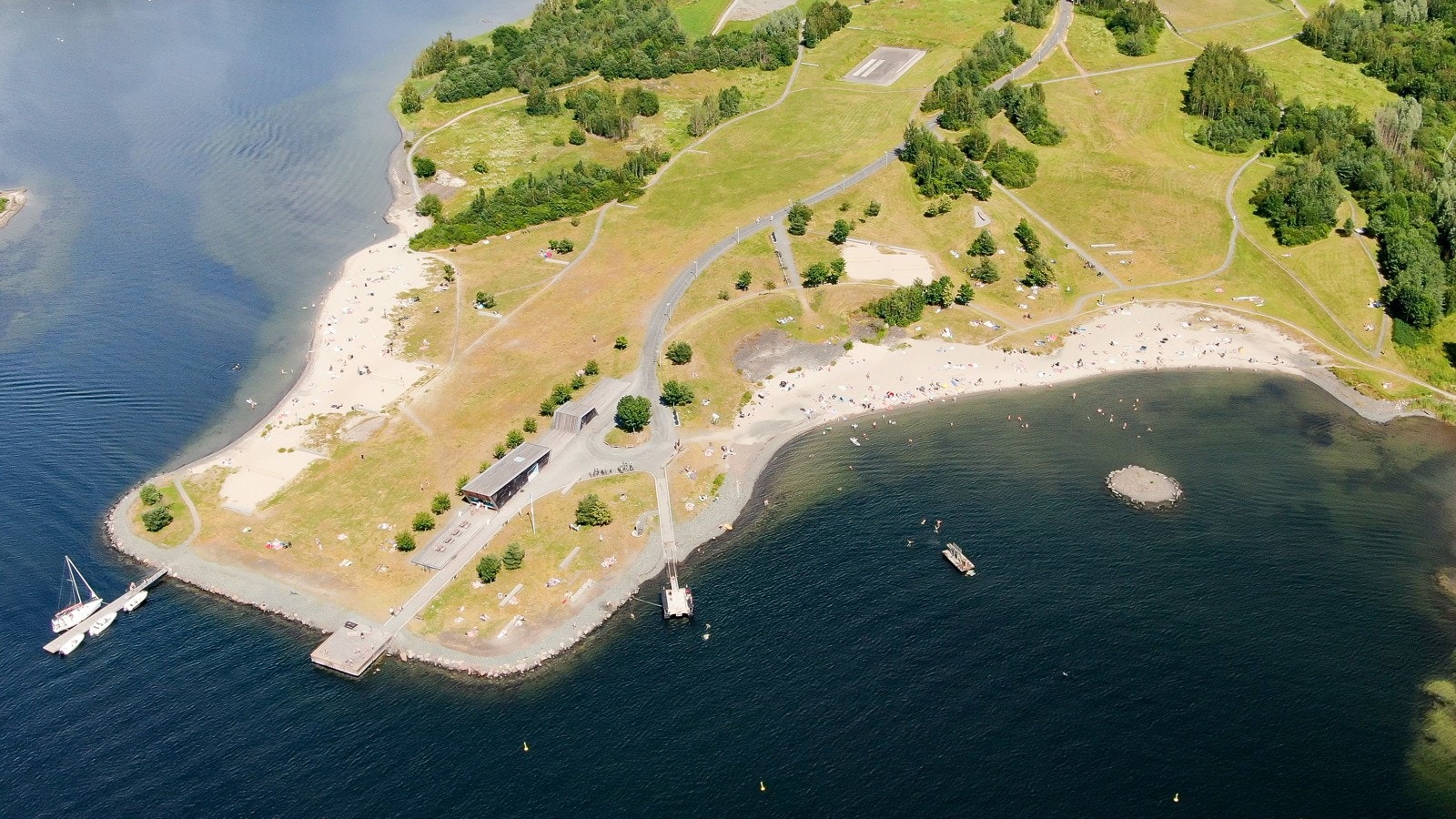 Storøya tilbyr en flott badestrand, volleyballbaner og en kiosk, perfekt for en dag med rekreasjon og strandaktiviteter. Galleribilde